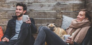 Co to znaczy jak pies gryzie łapy?